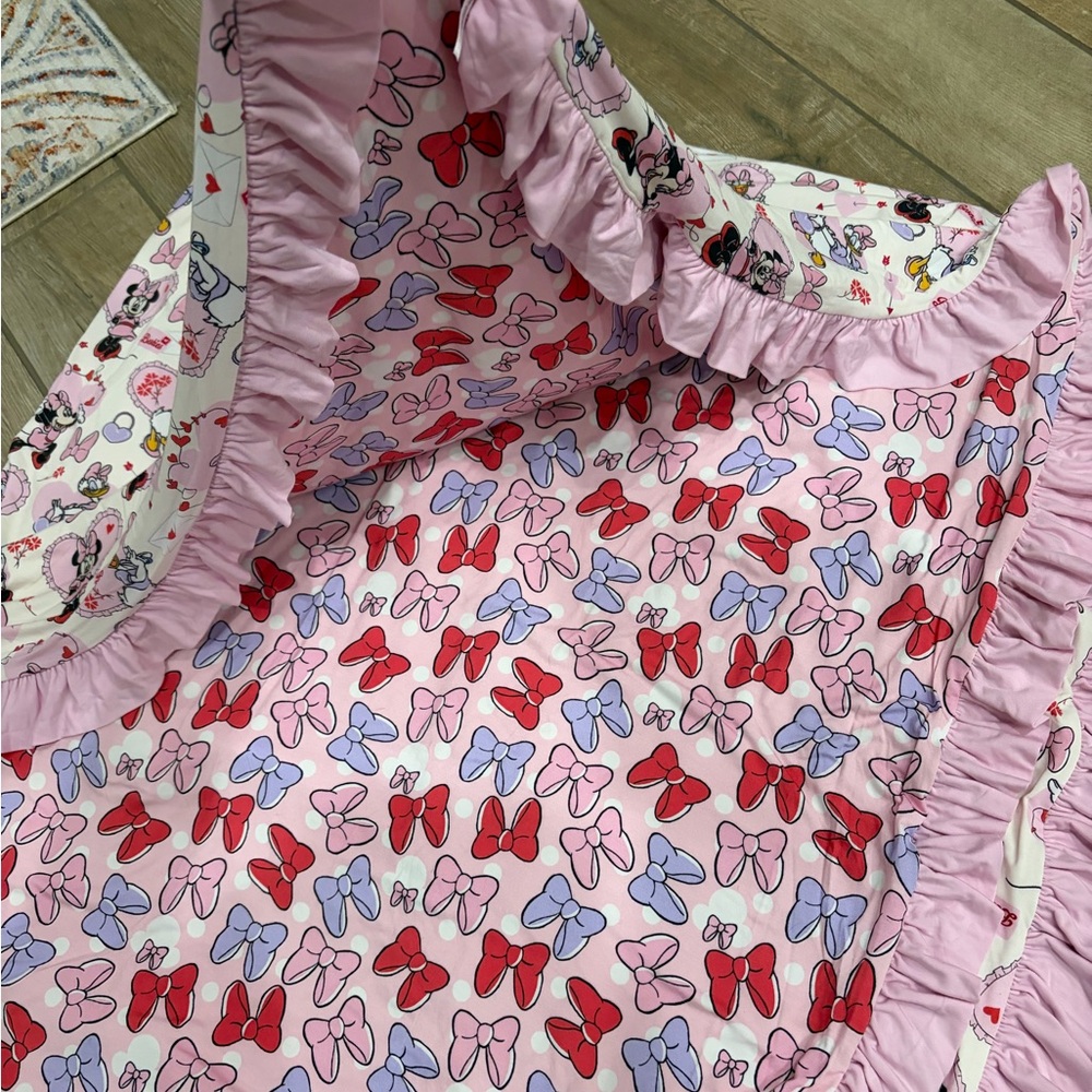 Posh Peanut disney Minnie mouse and Daisy Big blanket and footie set - Picture 3 of 6